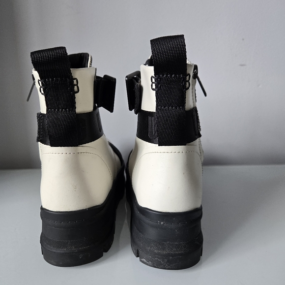 UGG sid white and black waterproof leather combat boot. Size 5.5 - Picture 13 of 14